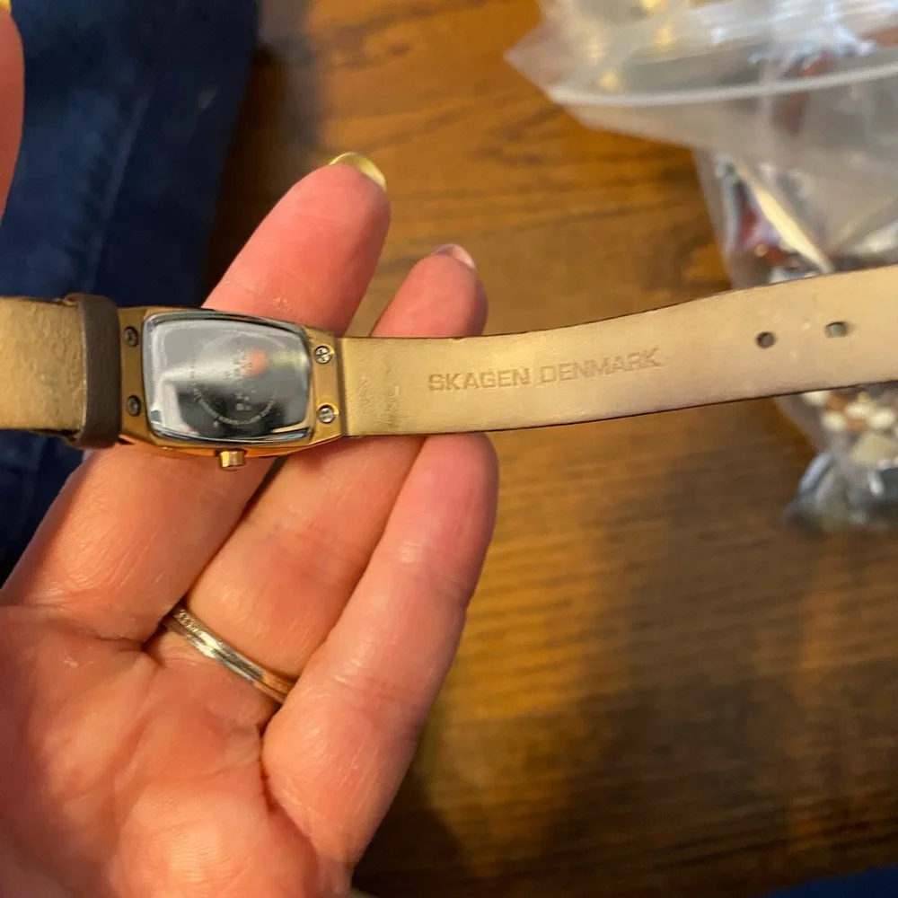 Elegant ladies Watch - Picture 2 of 4